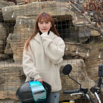 黄衣小姐姐街头,时尚与个性的完美融合